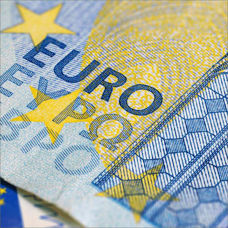 Immagine in primo piano di una banconota euro, mostra dettagli blu e gialli.