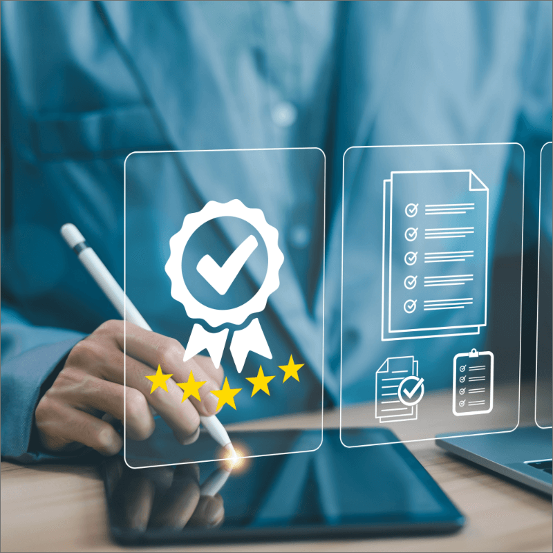Persona che scrive su un tablet, con icone di certificazione e liste di controllo.